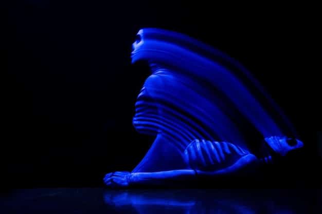 A split image. On one side, Beyoncé performing intensely on stage, bathed in blue light. On the other side, Jay-Z looking contemplatively at the audience during a concert. The image symbolizes the public and private lives of the power couple.